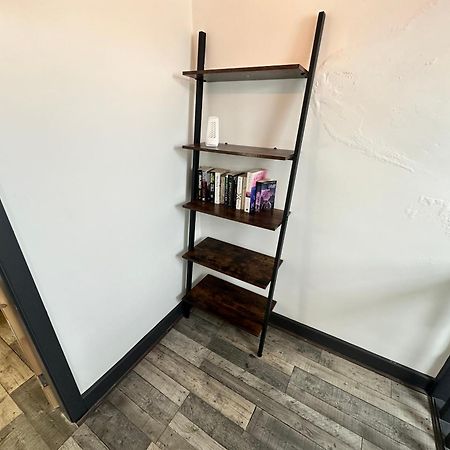 Town Center Willow Apartment - Sleeps Up To 10 - Dogs Welcome - 2 Minutes From Train Station Blackpool Esterno foto