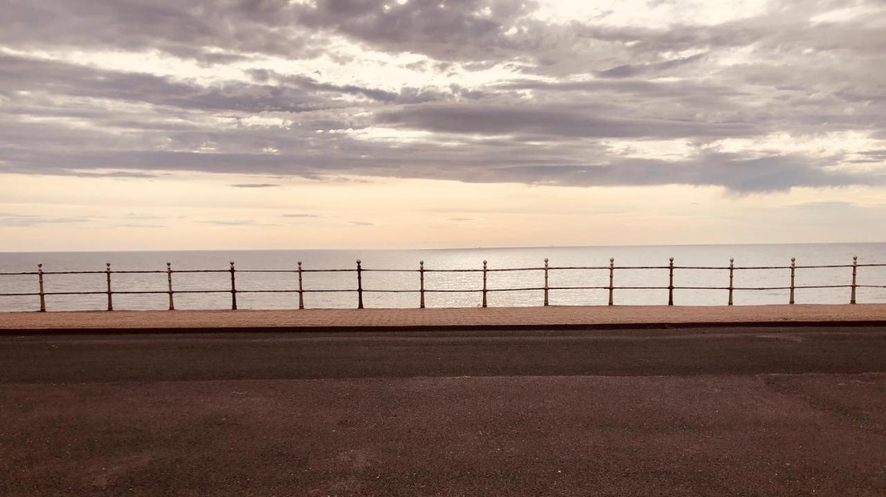Town Center Willow Apartment - Sleeps Up To 10 - Dogs Welcome - 2 Minutes From Train Station Blackpool Esterno foto