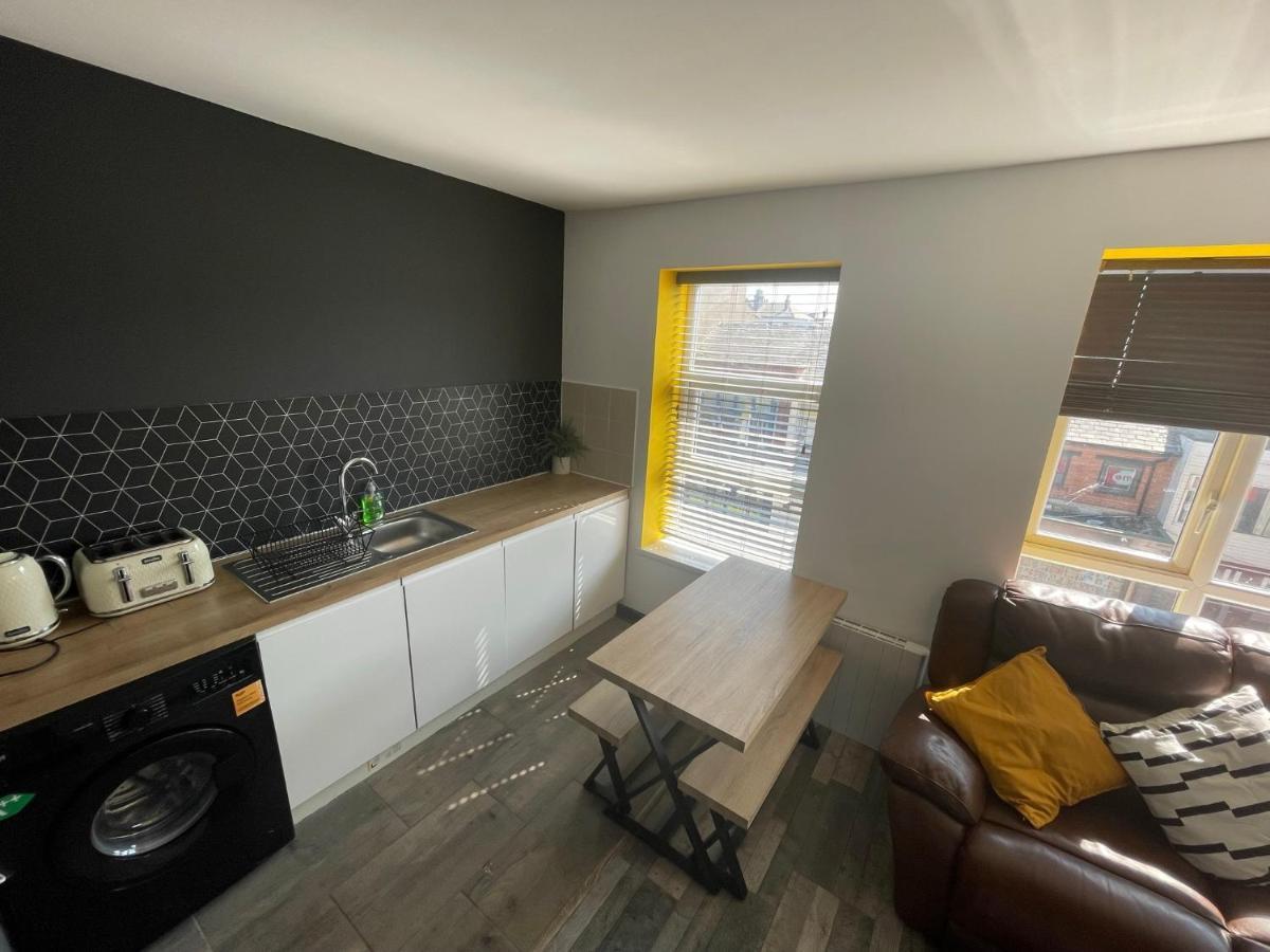 Town Center Willow Apartment - Sleeps Up To 10 - Dogs Welcome - 2 Minutes From Train Station Blackpool Esterno foto