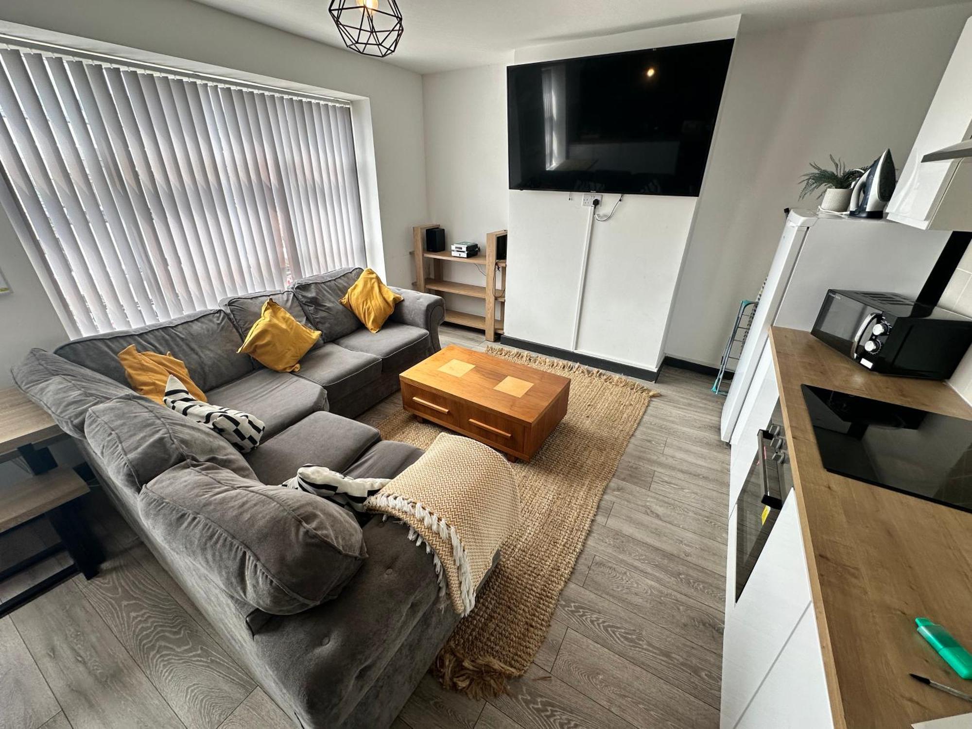 Town Center Willow Apartment - Sleeps Up To 10 - Dogs Welcome - 2 Minutes From Train Station Blackpool Esterno foto