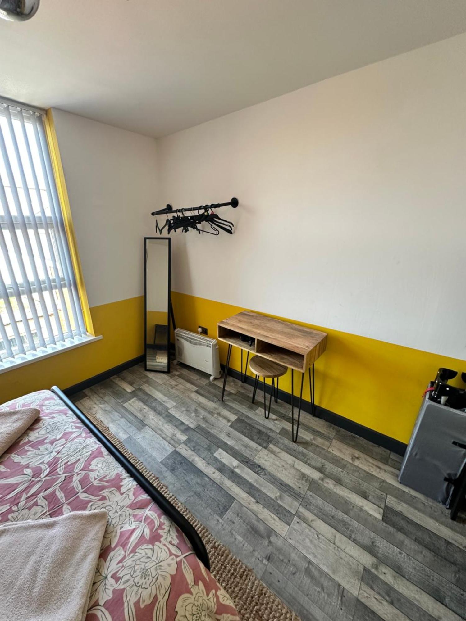 Town Center Willow Apartment - Sleeps Up To 10 - Dogs Welcome - 2 Minutes From Train Station Blackpool Esterno foto