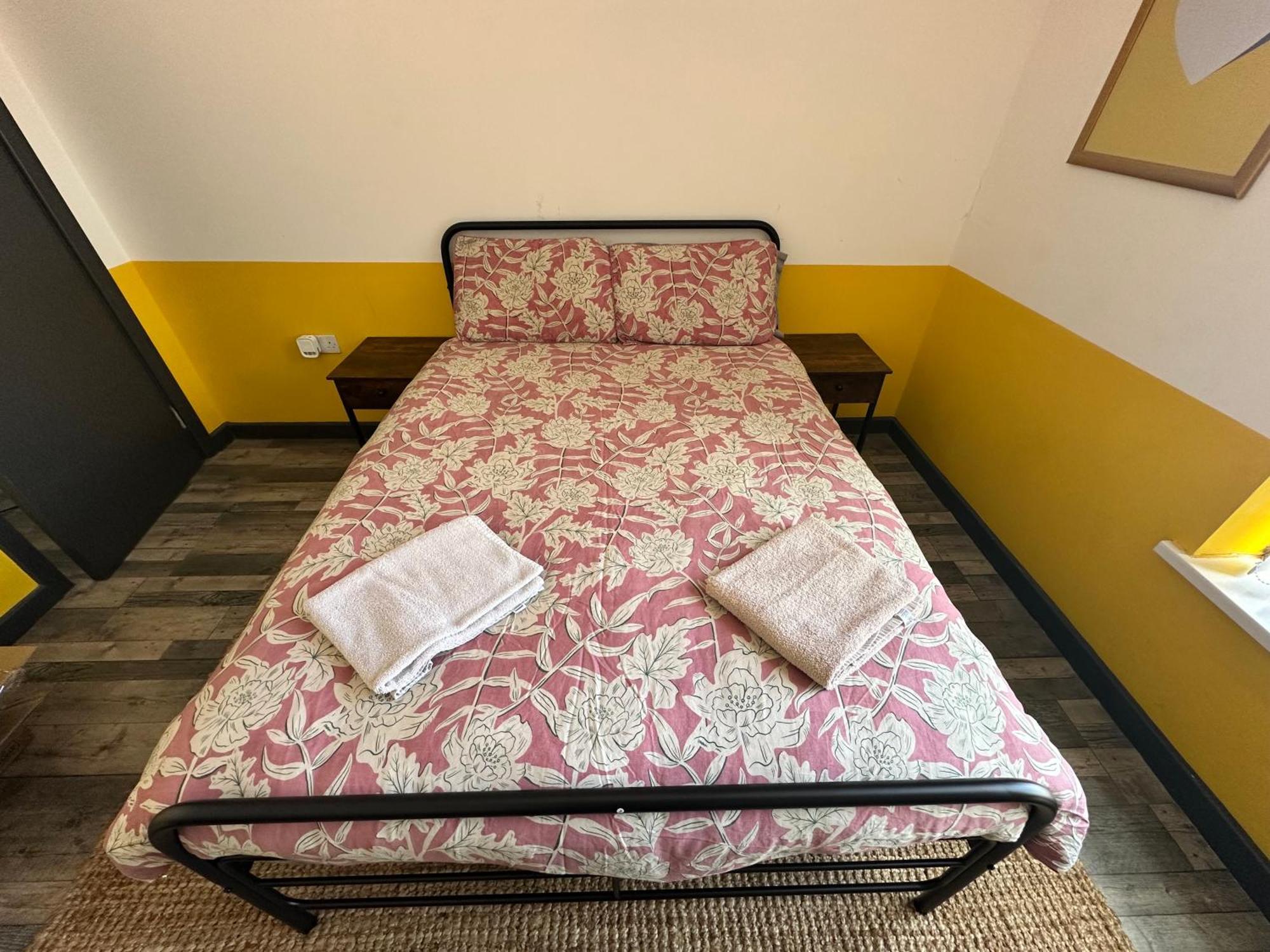 Town Center Willow Apartment - Sleeps Up To 10 - Dogs Welcome - 2 Minutes From Train Station Blackpool Esterno foto