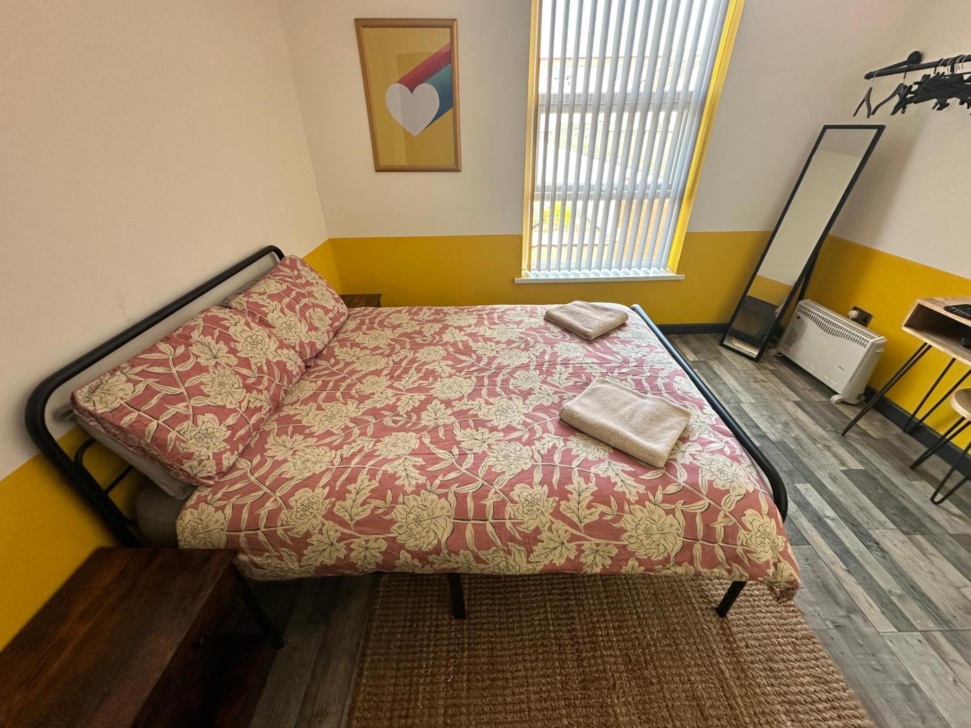 Town Center Willow Apartment - Sleeps Up To 10 - Dogs Welcome - 2 Minutes From Train Station Blackpool Esterno foto